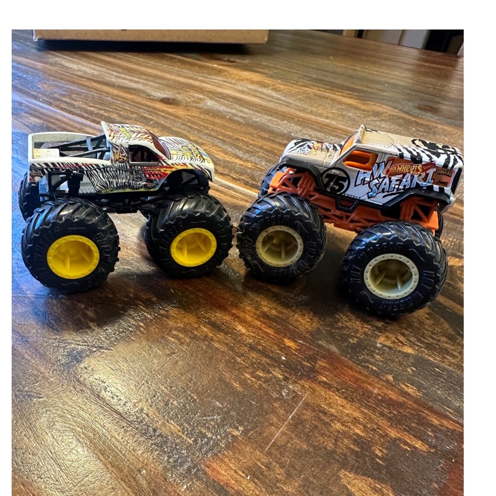 Monster Jam Wild Streak & HW Safari Jeep Monser Truck 1:64 Hot Wheels lot of‎ 2